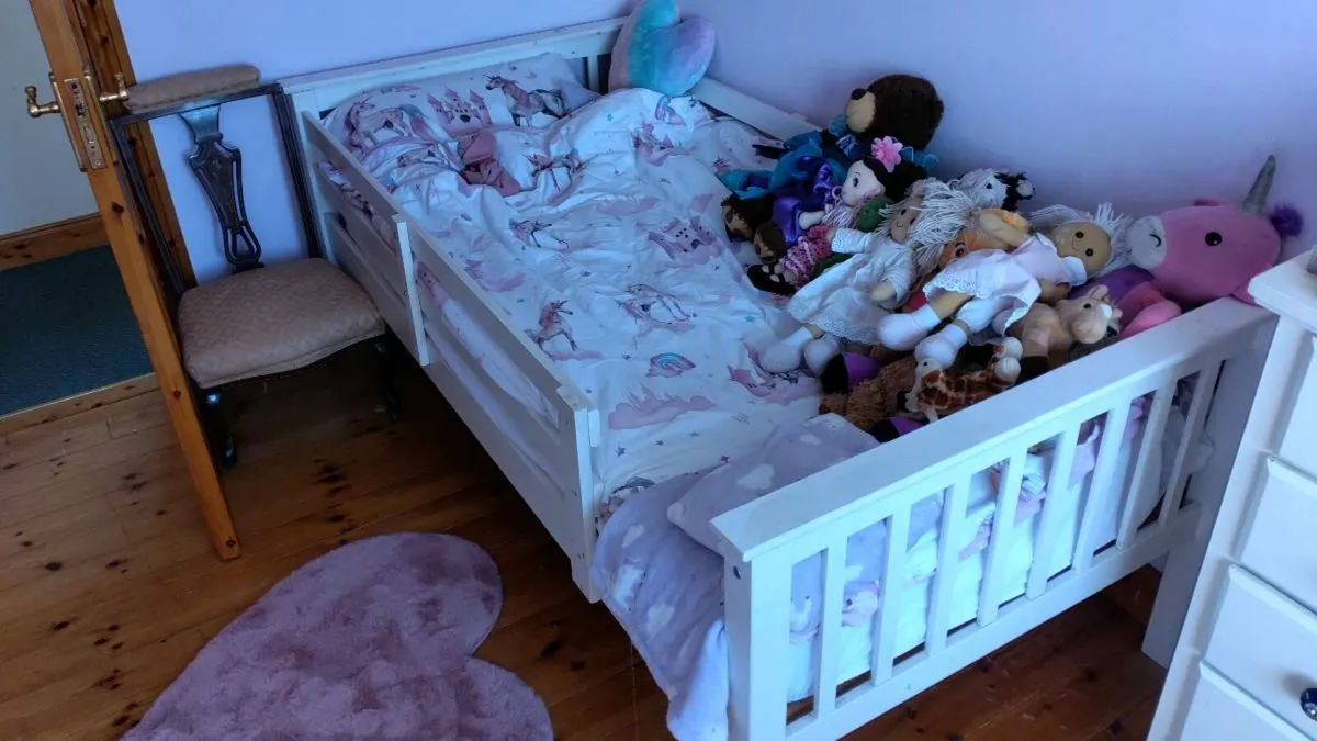 Child's single bed - Image 1
