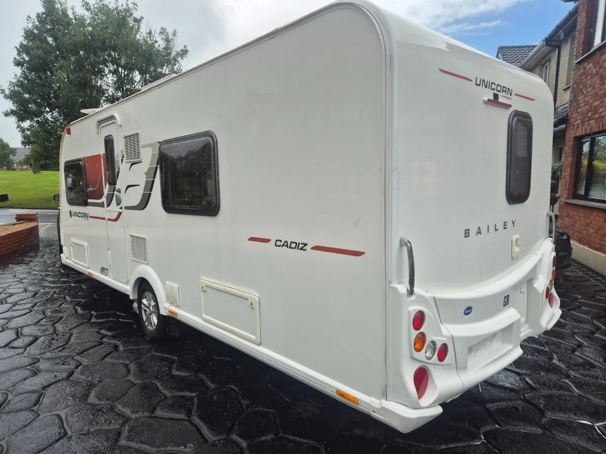 2017 Bailey Unicorn Cadiz Fixed Single Beds - Image 3