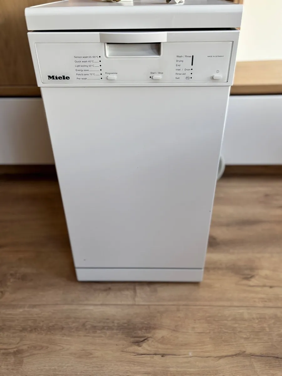 Míele slimline dishwasher - Image 1