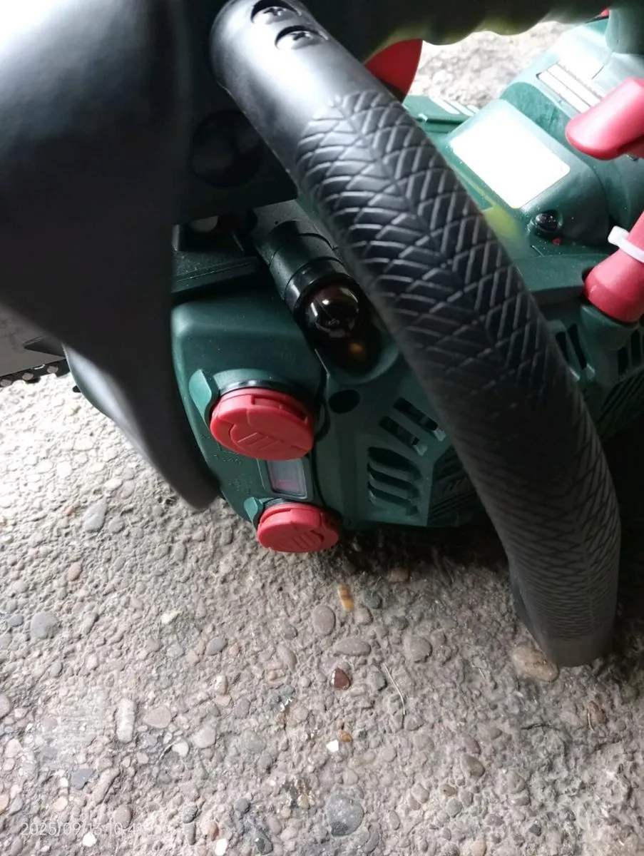 Brand new chainsaw - Image 2