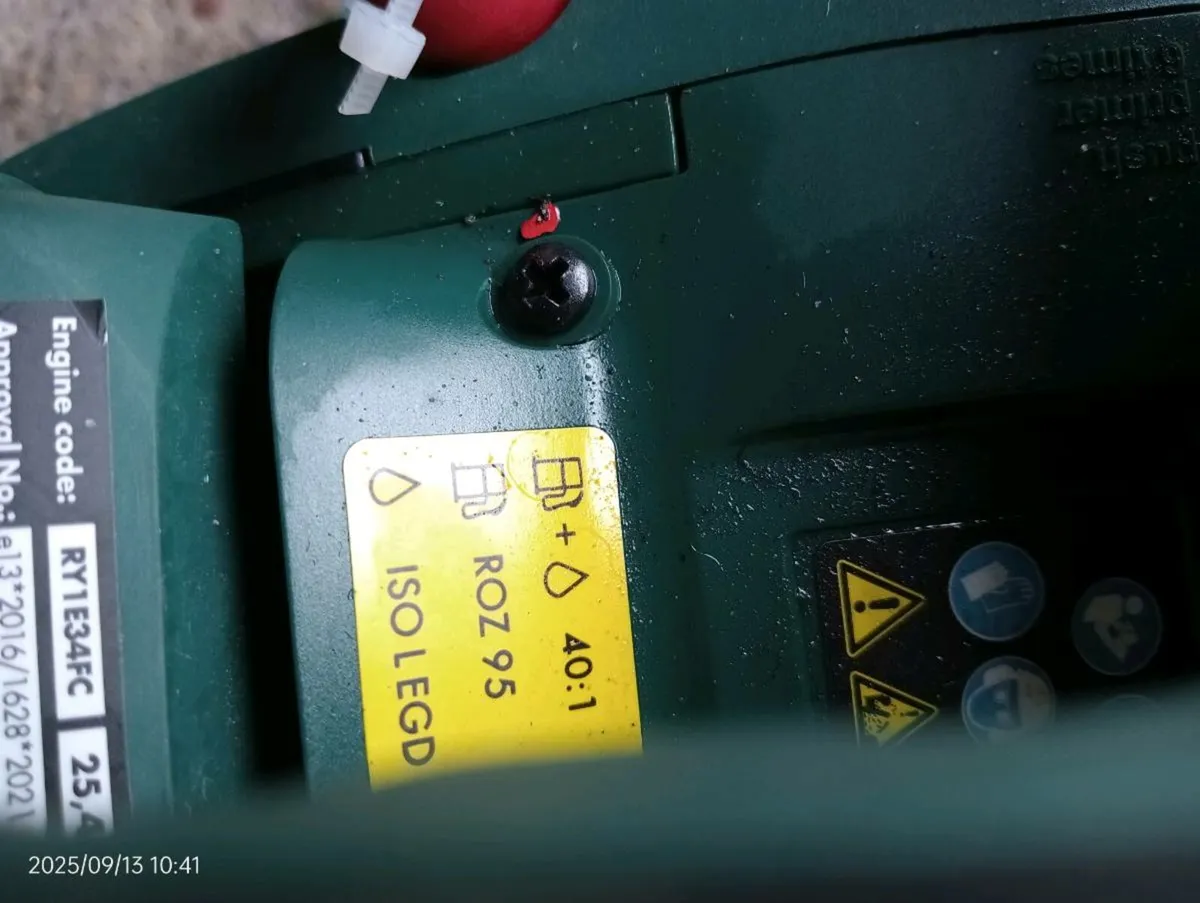 Brand new chainsaw - Image 3