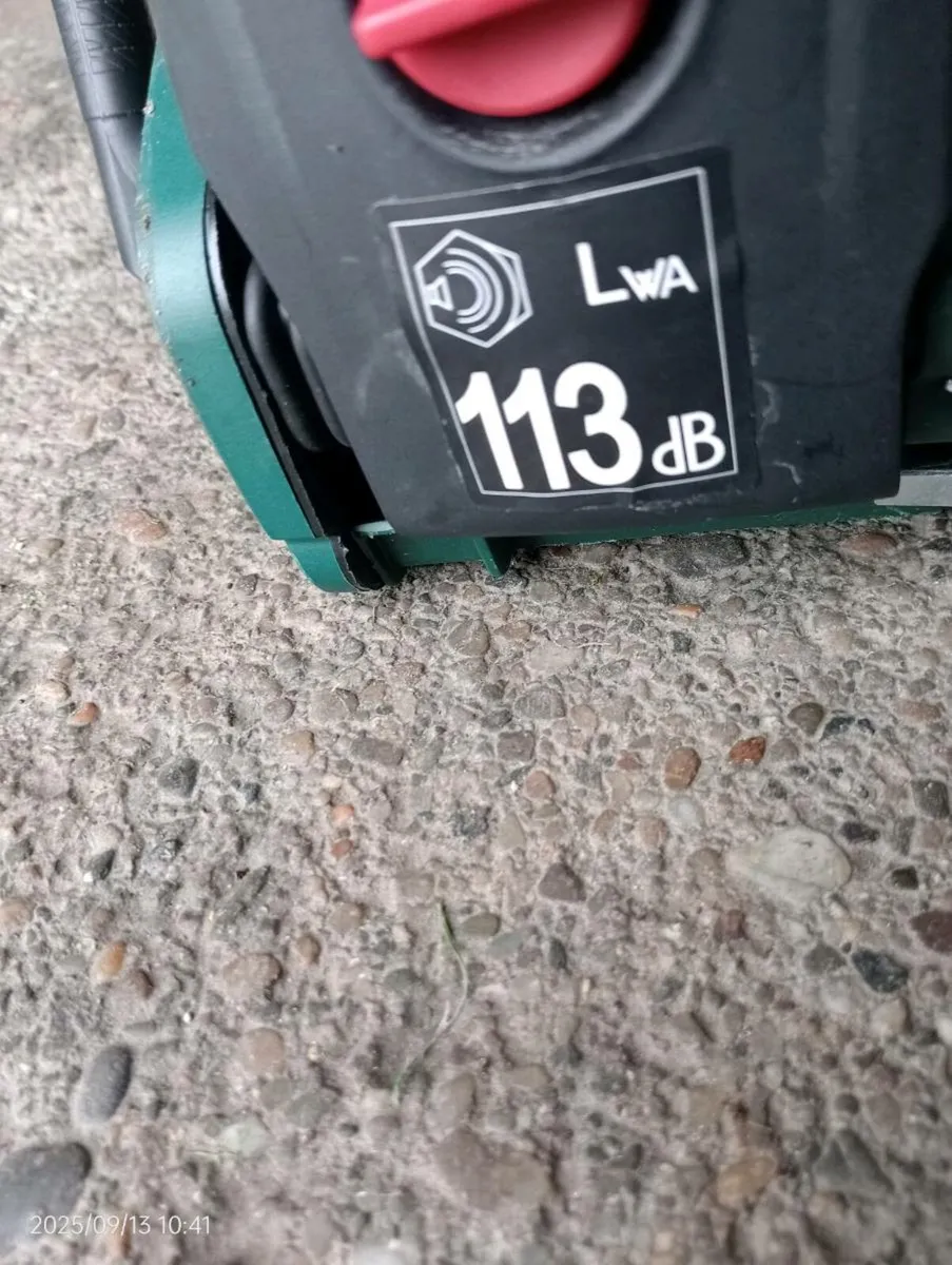 Brand new chainsaw - Image 4