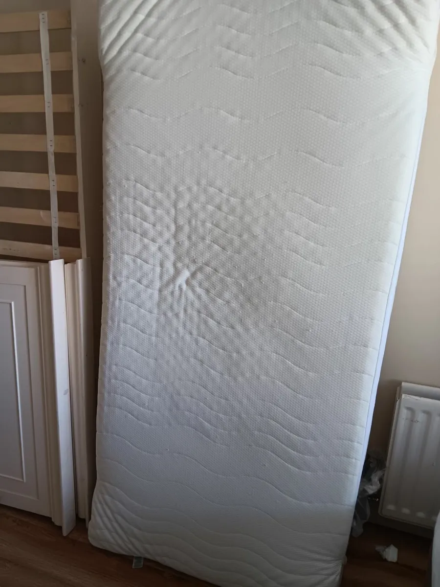 Single bed - Image 1
