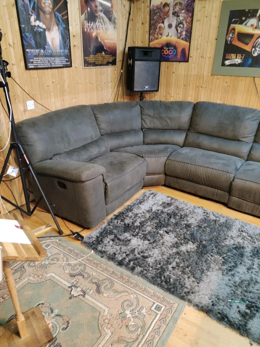L shaped couch - Image 1