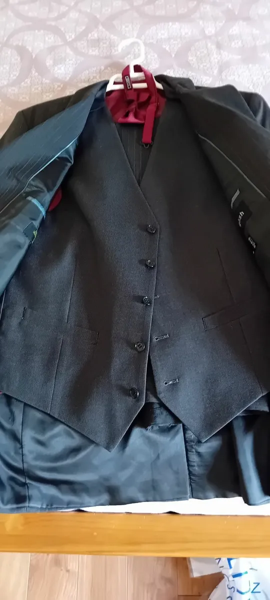 MENS 3 PIECE SUIT - Image 1