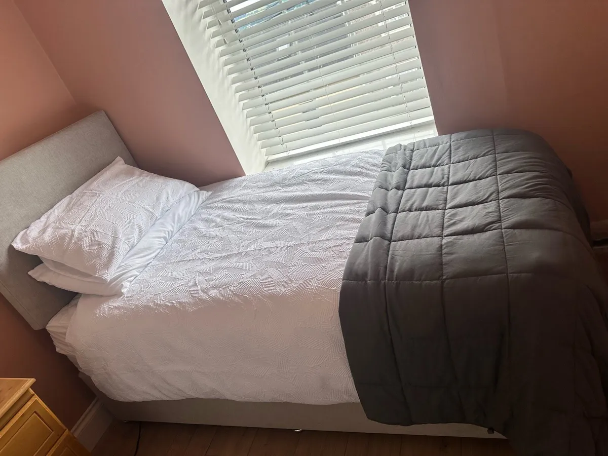 Single bed with headboard - Image 1