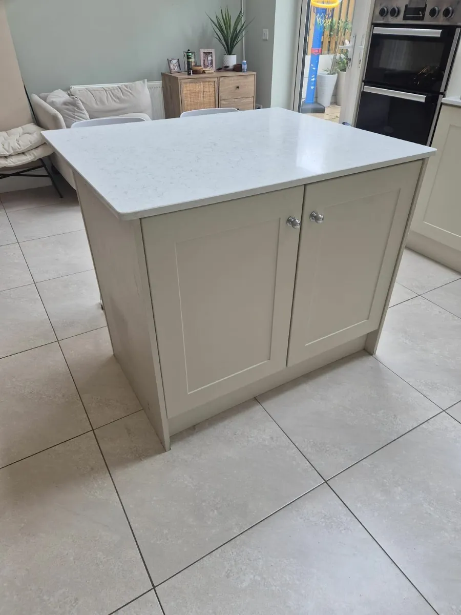 Kitchen Island with quartz counter - Image 1
