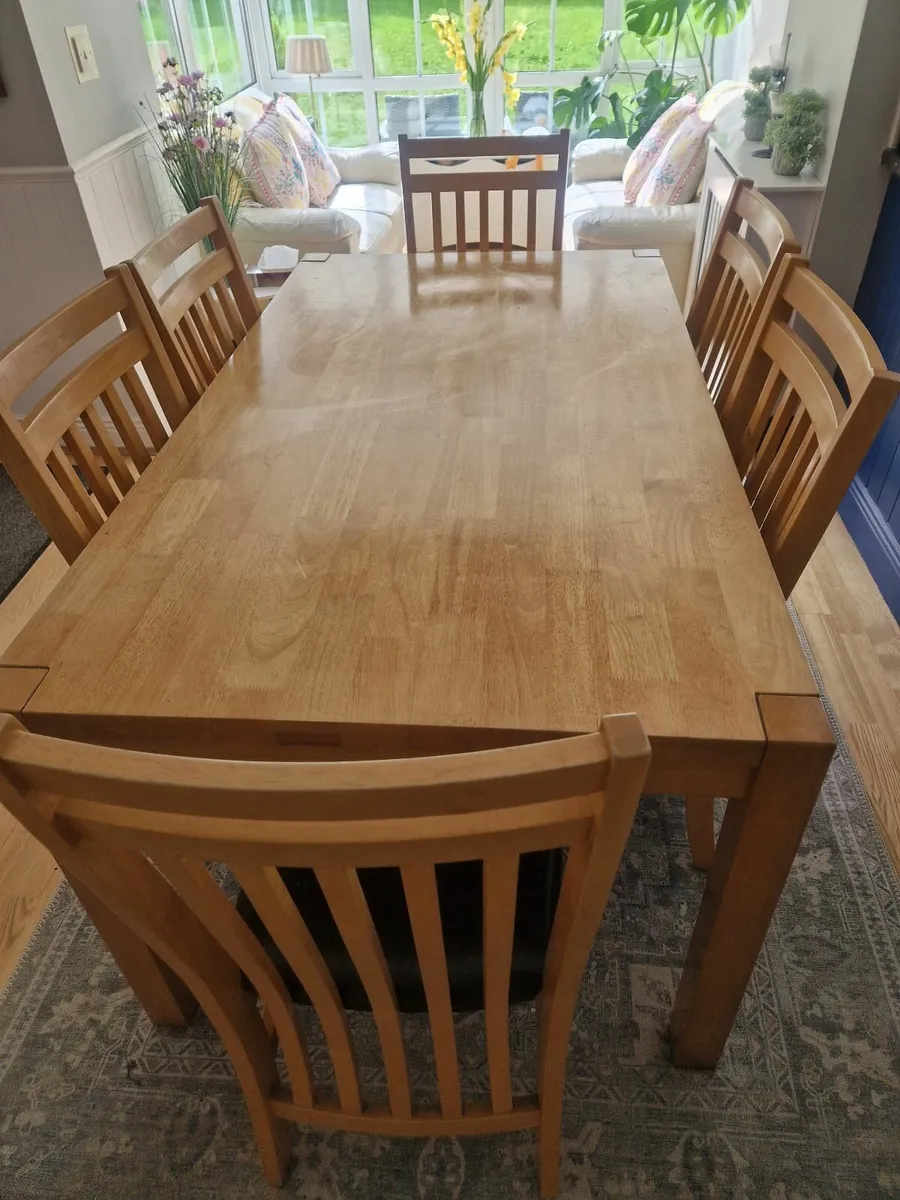 Table and six chairs - Image 1