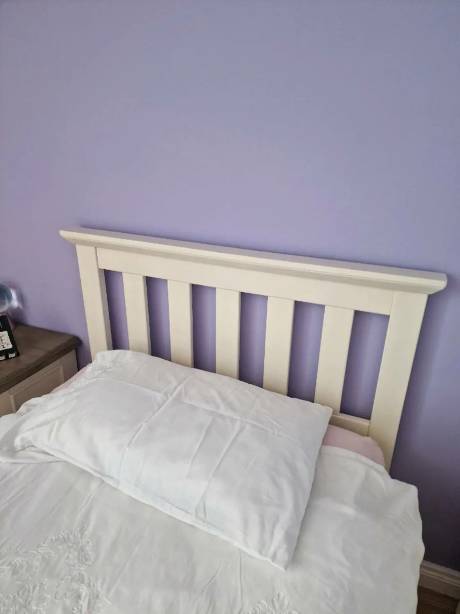 Single bed - Image 1