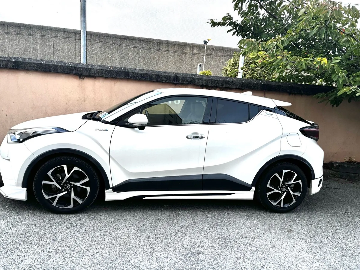 Toyota CHR LED EDITION hybrid - Image 4