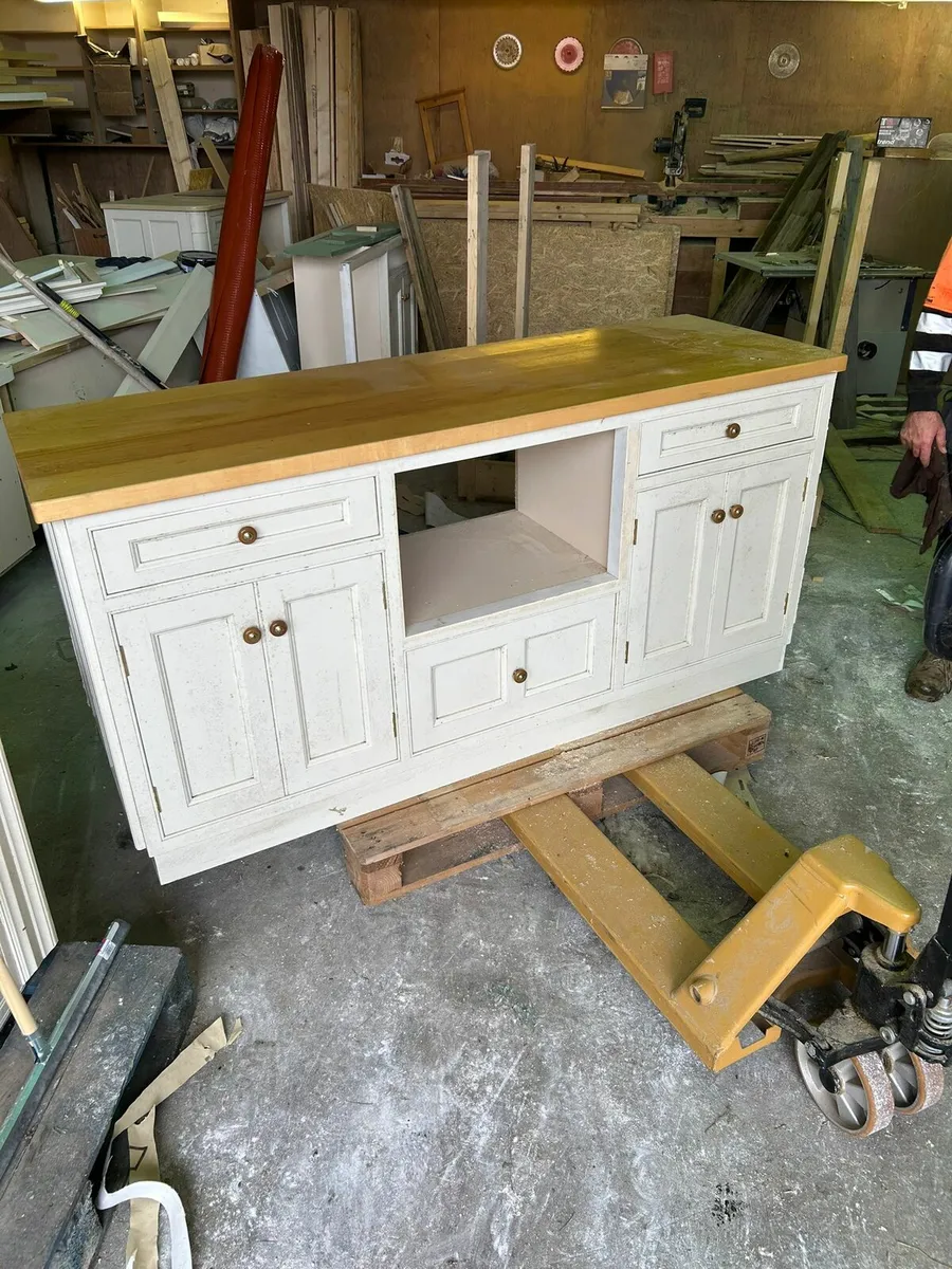 Cream inframe kitchen units - Image 1
