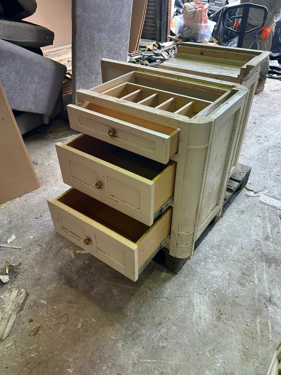 Cream inframe kitchen units - Image 3