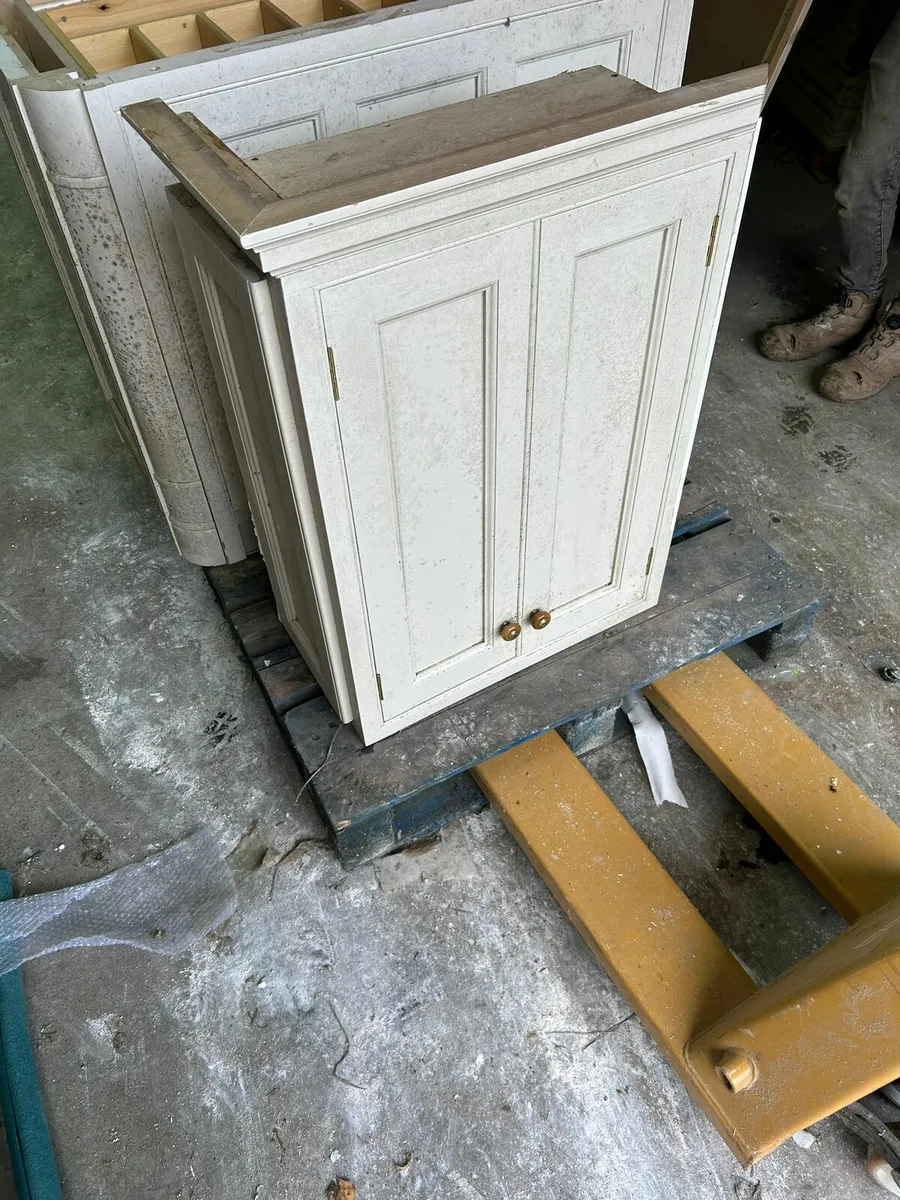 Cream inframe kitchen units - Image 4