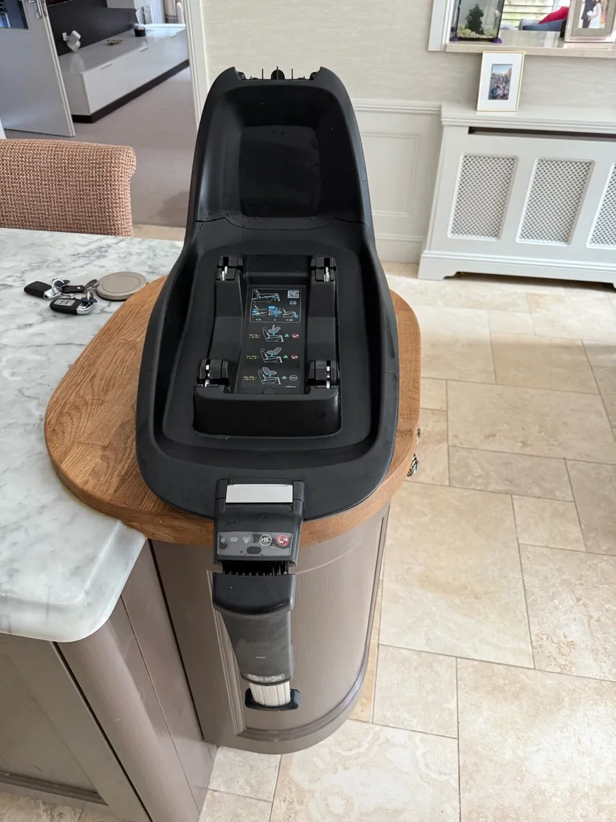 Maxi cosi isofix car seat base - Image 1
