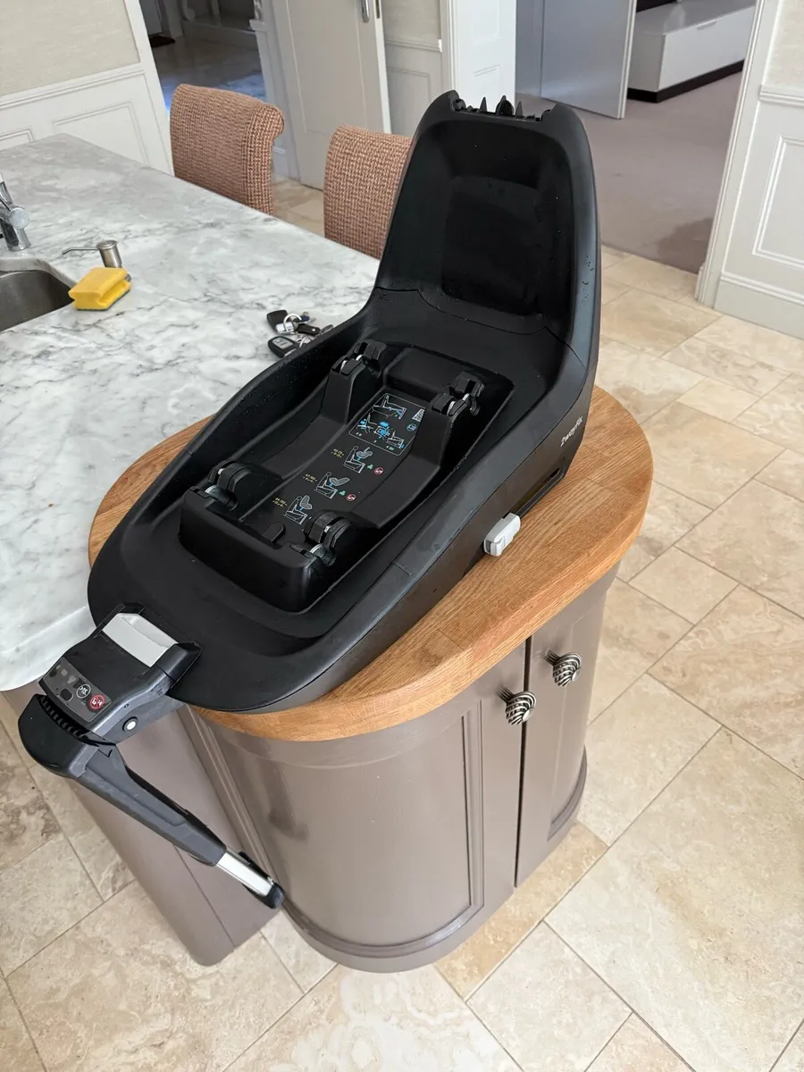 Maxi cosi isofix car seat base - Image 2