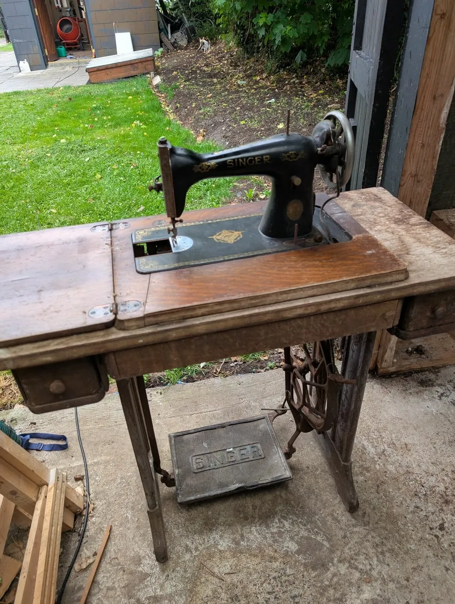 Singer Sowing Machine - Image 4
