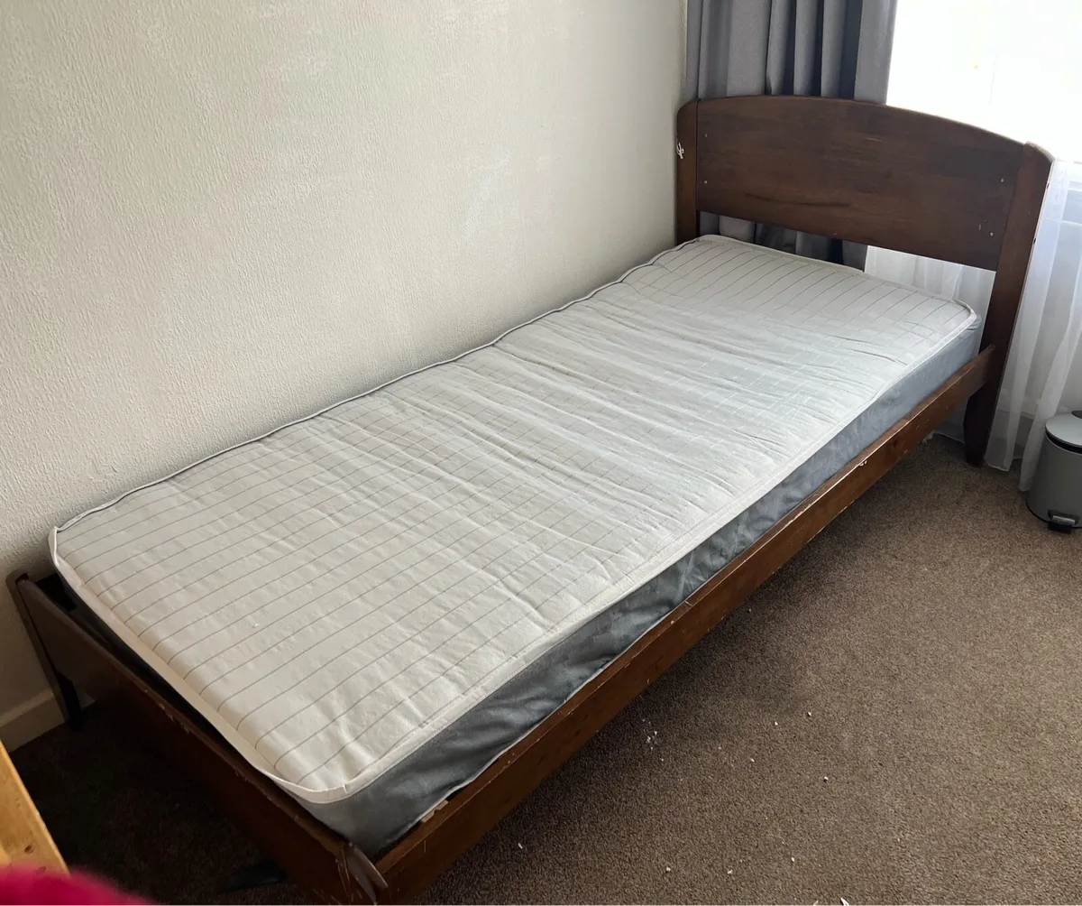 Single bed with mattress - Image 1