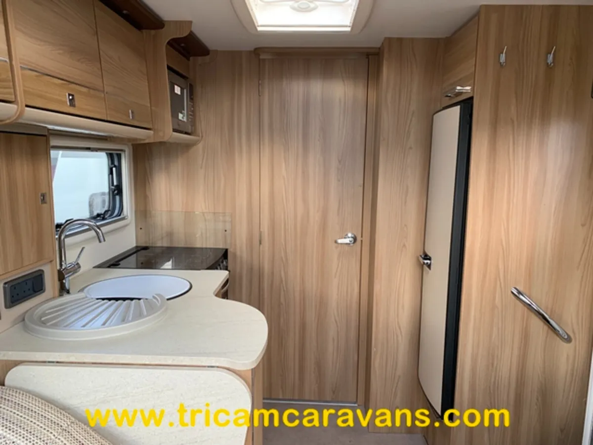 2017 Bailey Unicorn Cabrera Fixed Island Bed - Image 4