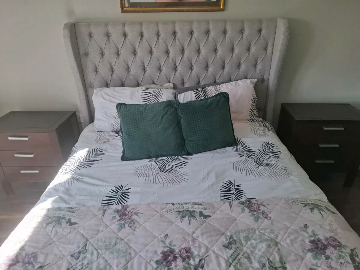 Chest of drawers and Two bedside lockers - Image 1