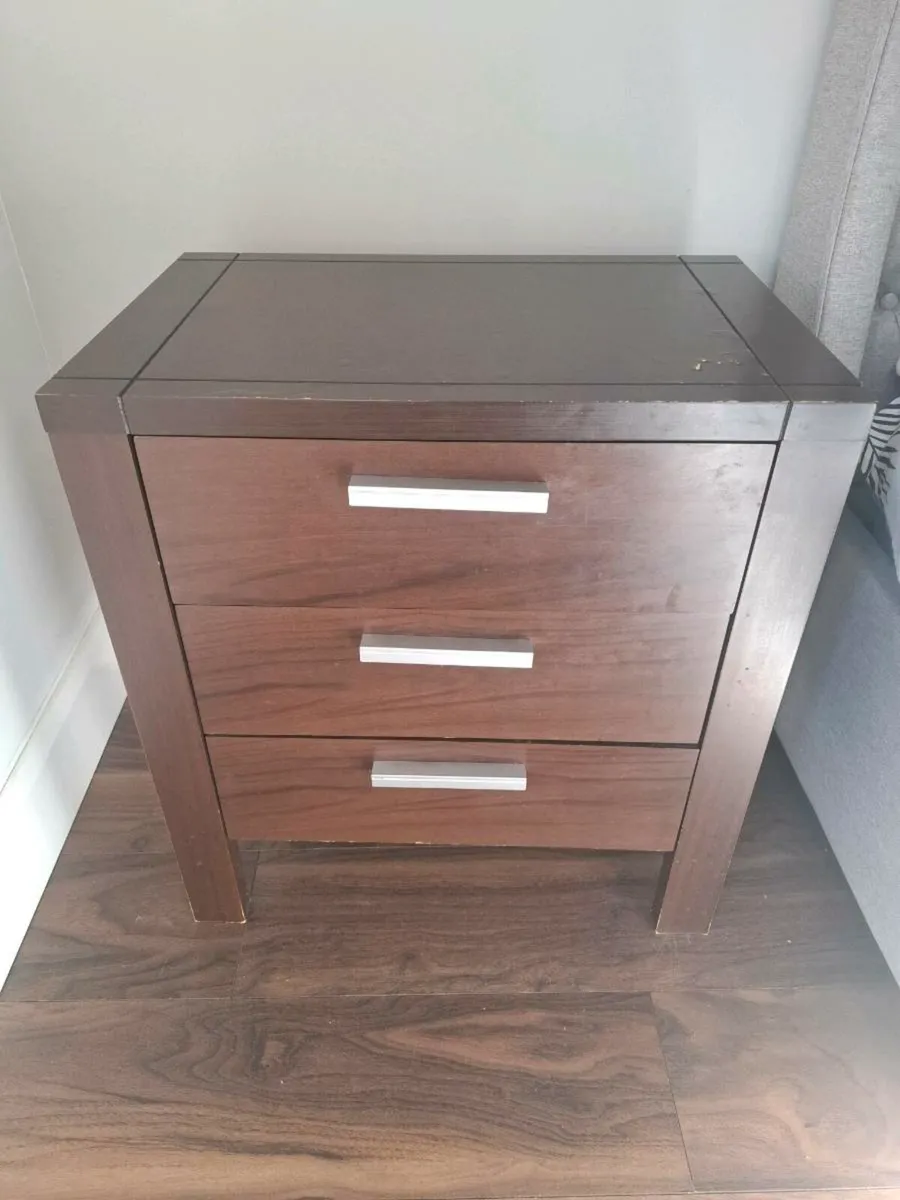 Chest of drawers and Two bedside lockers - Image 2