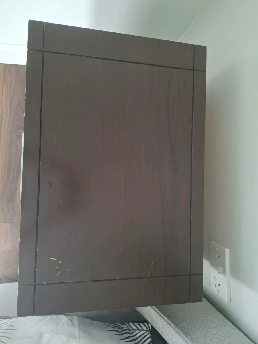 Chest of drawers and Two bedside lockers - Image 3