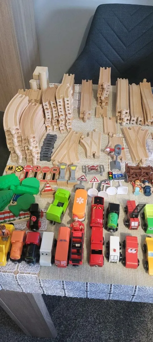 BRIO wooden track set plus race tracks - Image 4