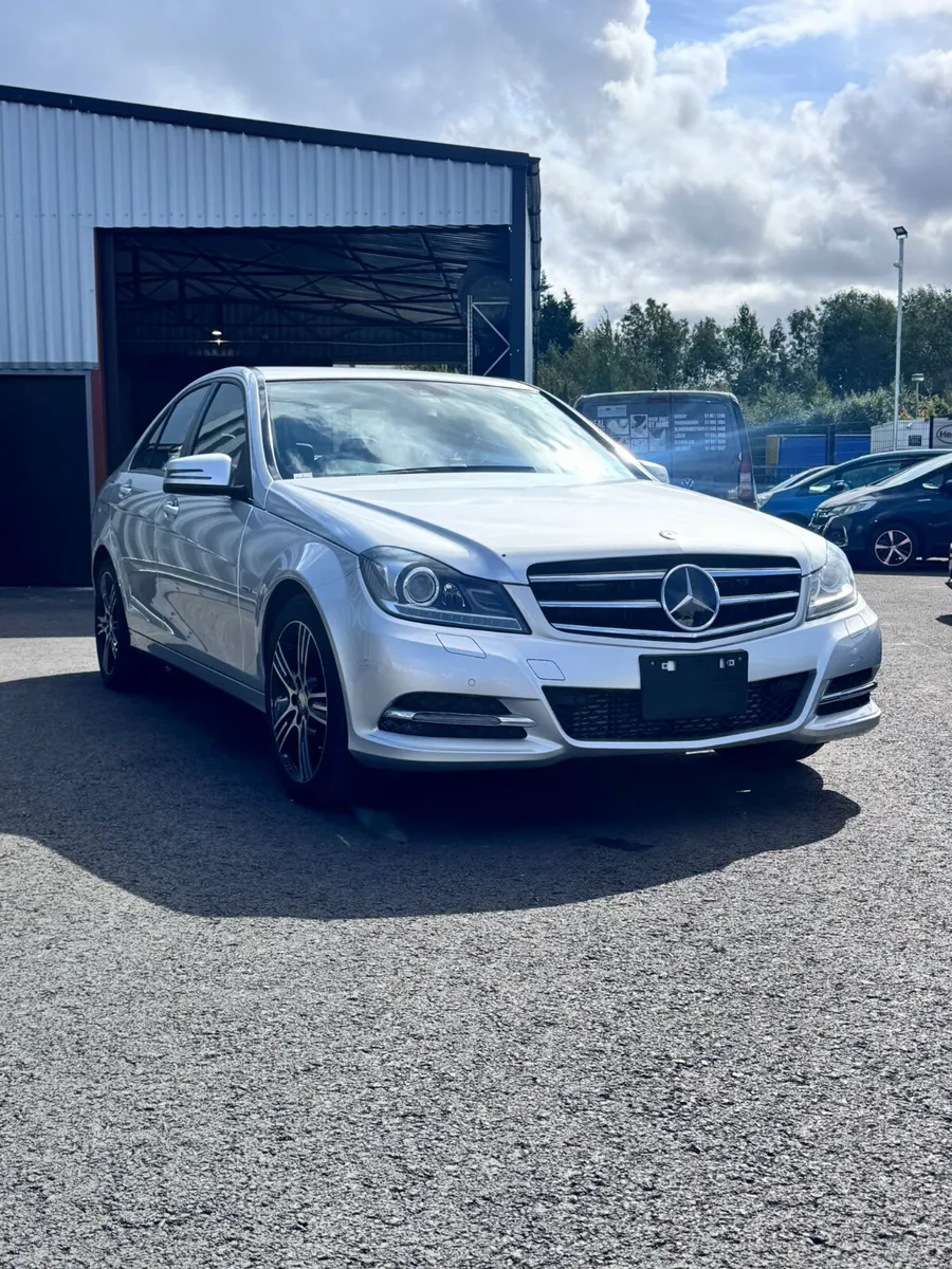 Mercedes Benz 220 - Image 1
