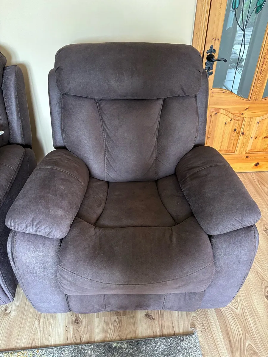 Four piece recliner suite - Image 2