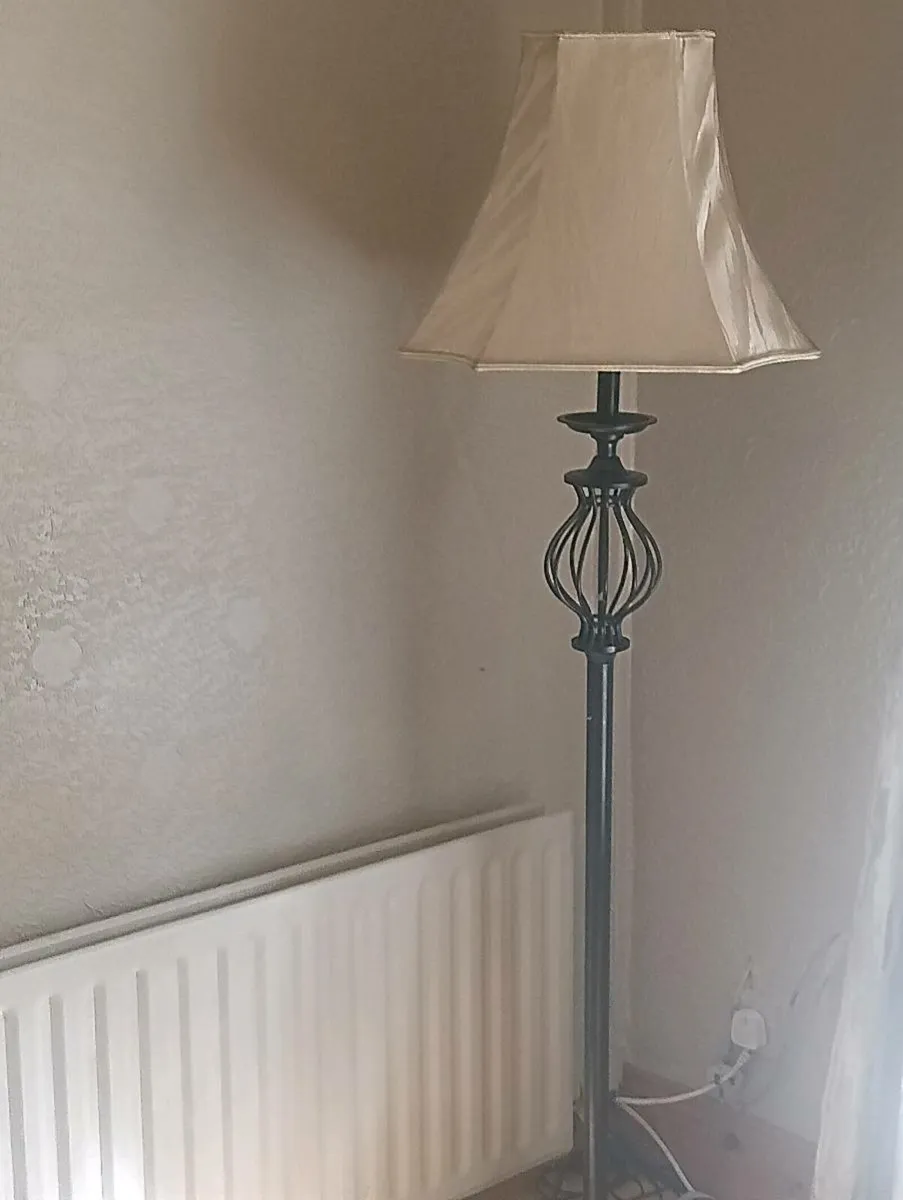 Beautiful standing lamp shade perfect - Image 1