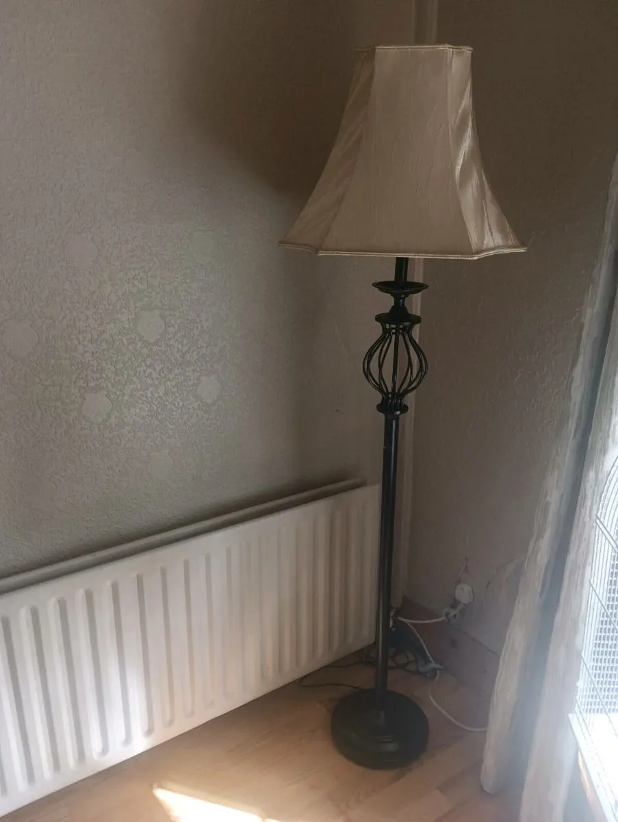 Beautiful standing lamp shade perfect - Image 3