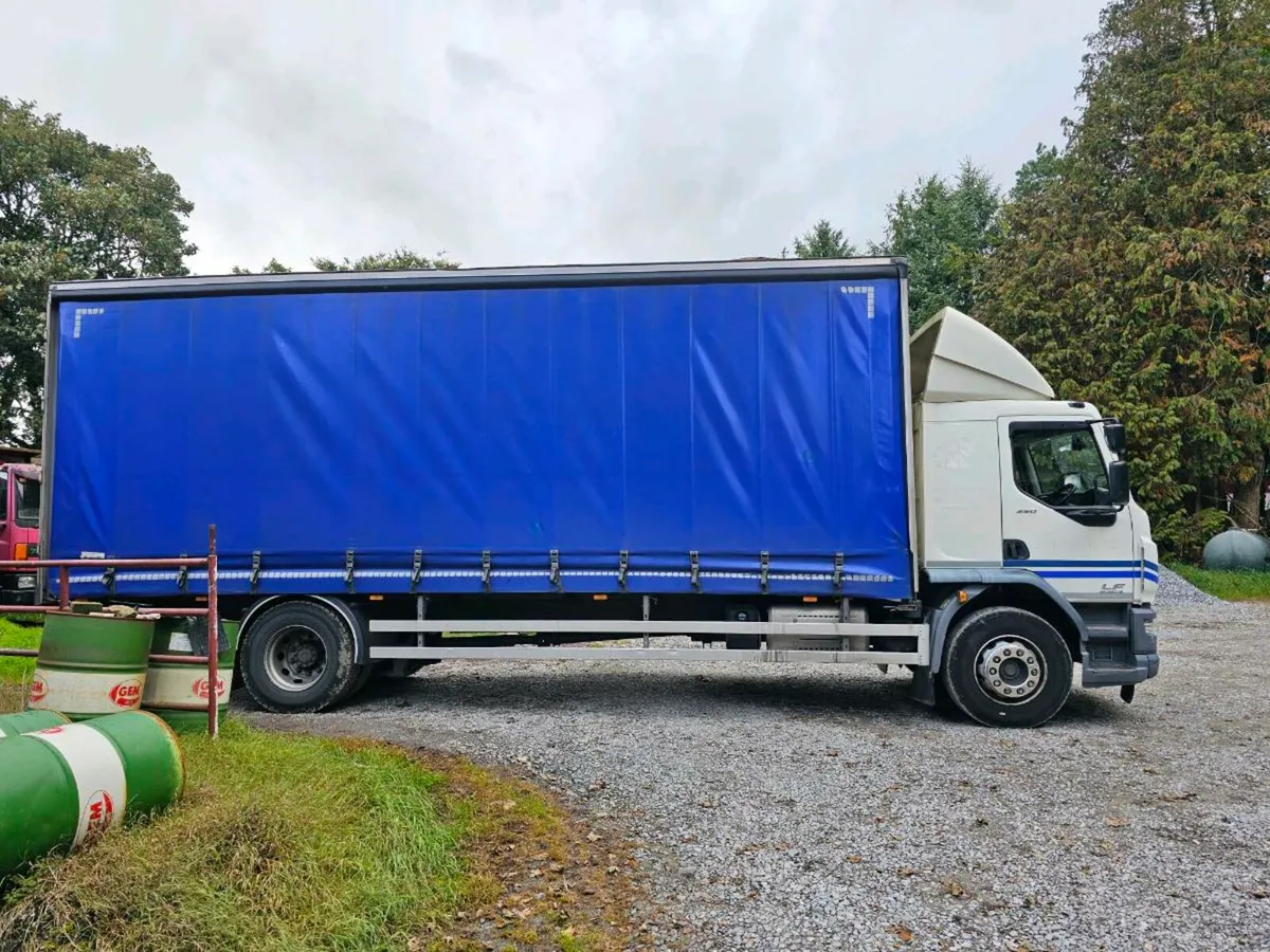 Rigid curtainsider lorry - Image 1