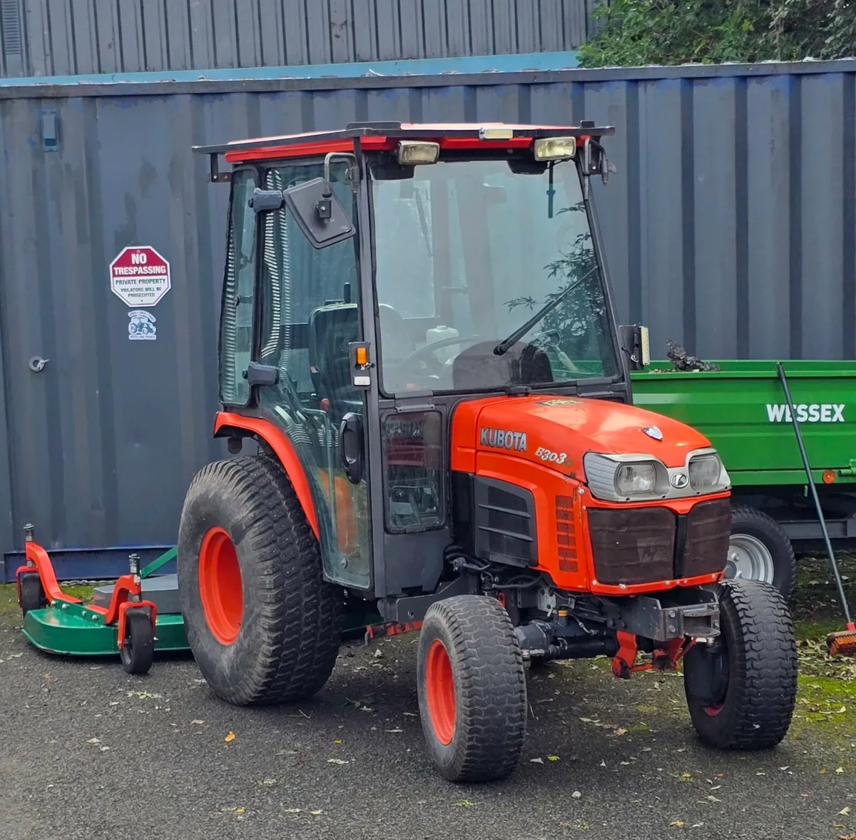 KUBOTA B3030 compact tractor - Image 1