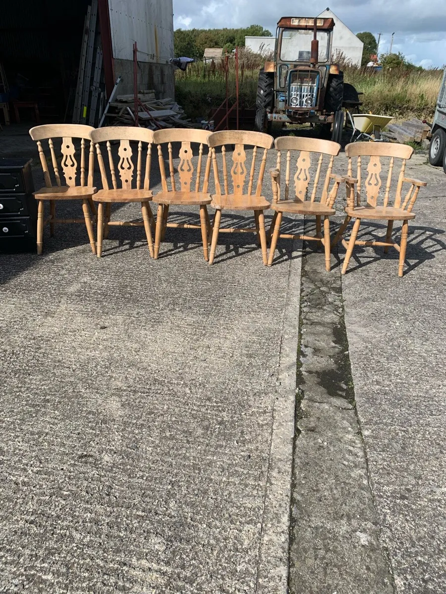 4 kitchen chairs & 2 carvers - Image 1