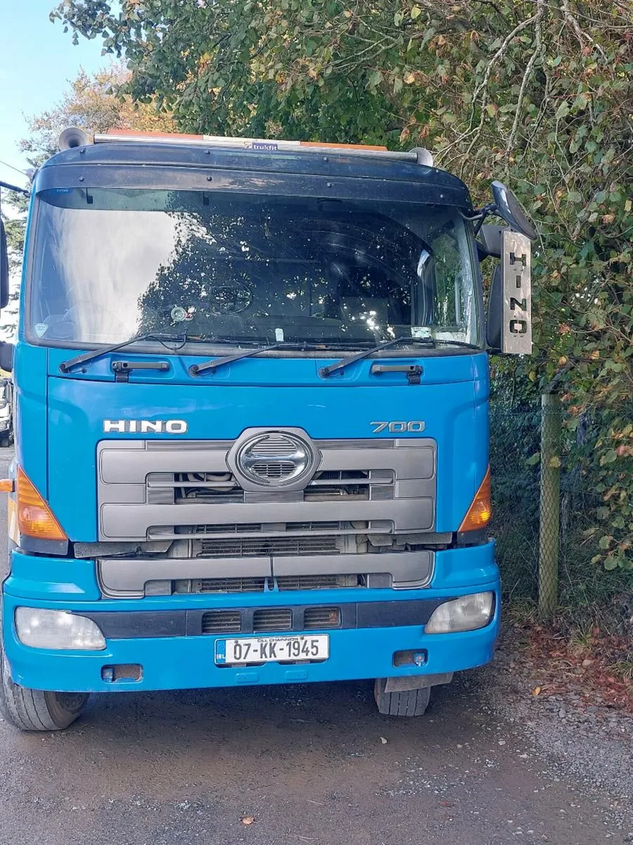 Hino 700 tipper - Image 1