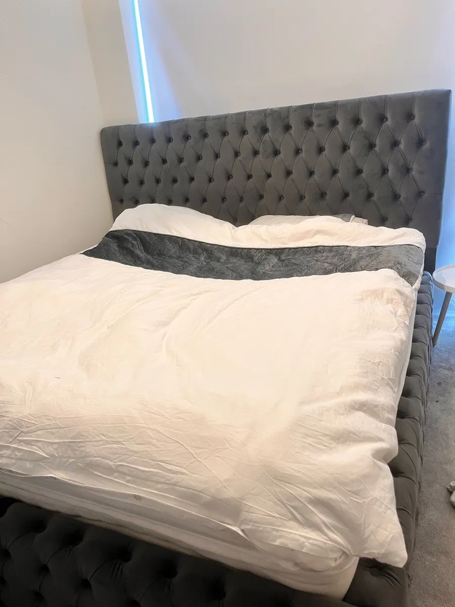 Kind size chesterfield bed - Image 3