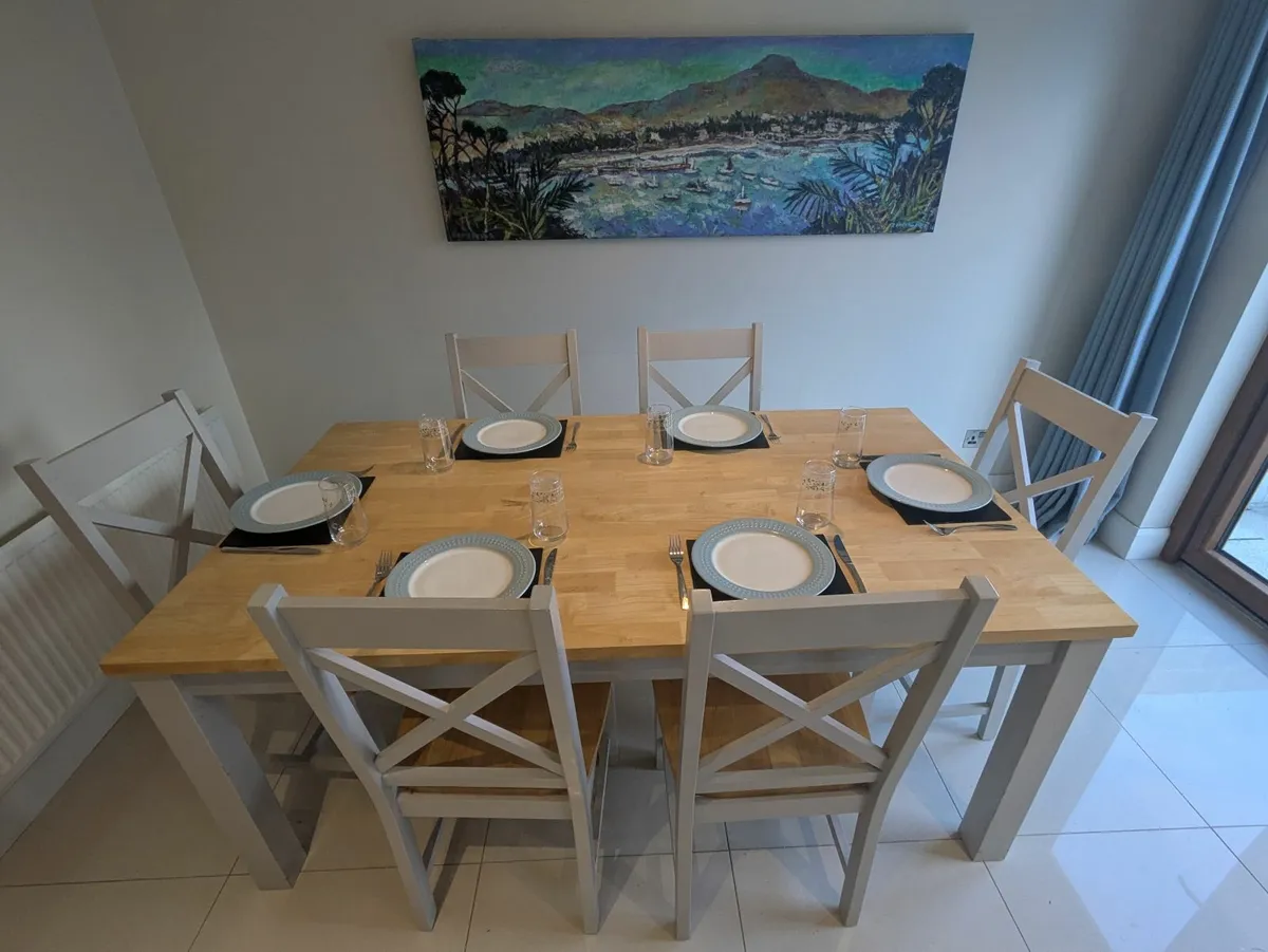 Table and 6 chairs - Image 1