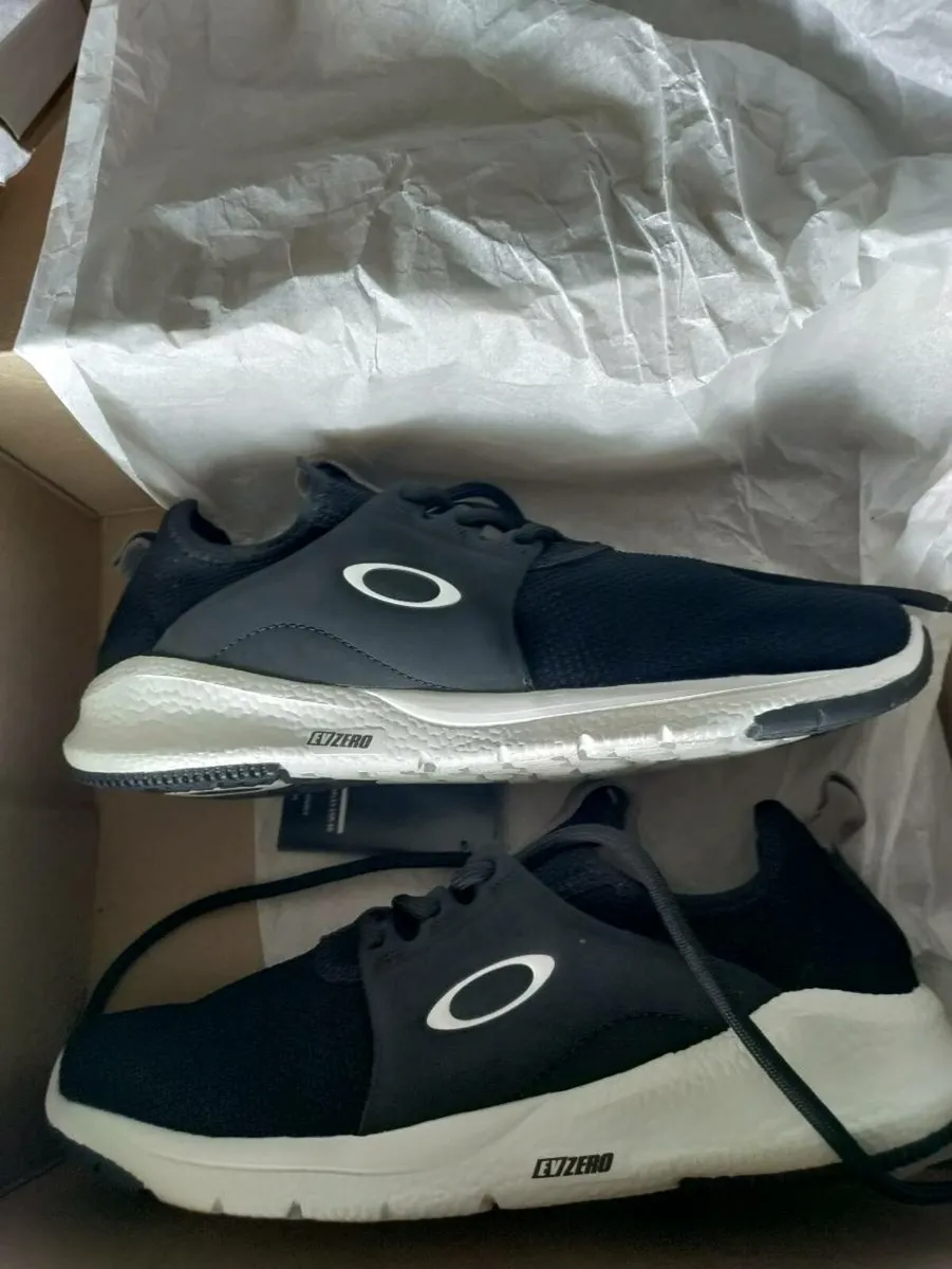 Oakley trainers 8uk - Image 1