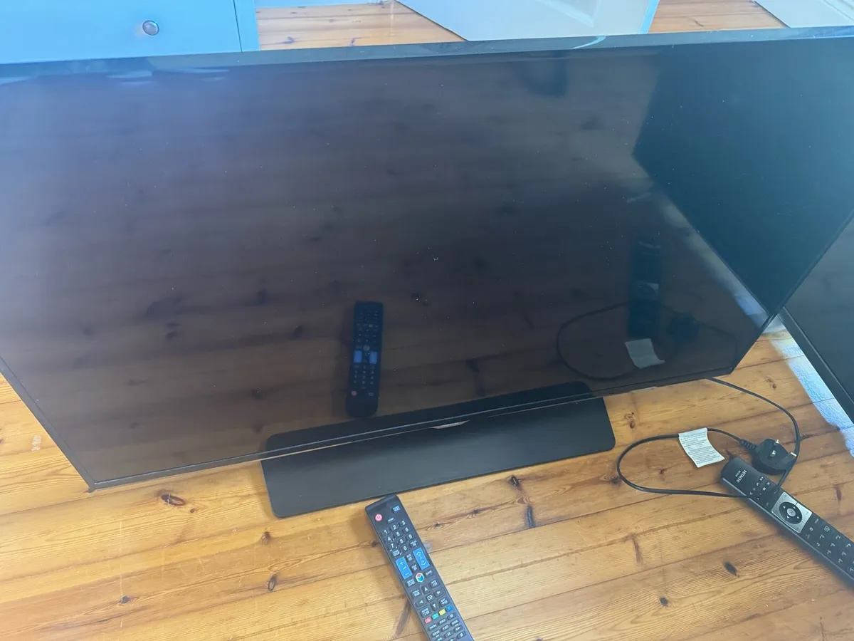 40” Samsung tv and 32” hitachi tv - Image 1