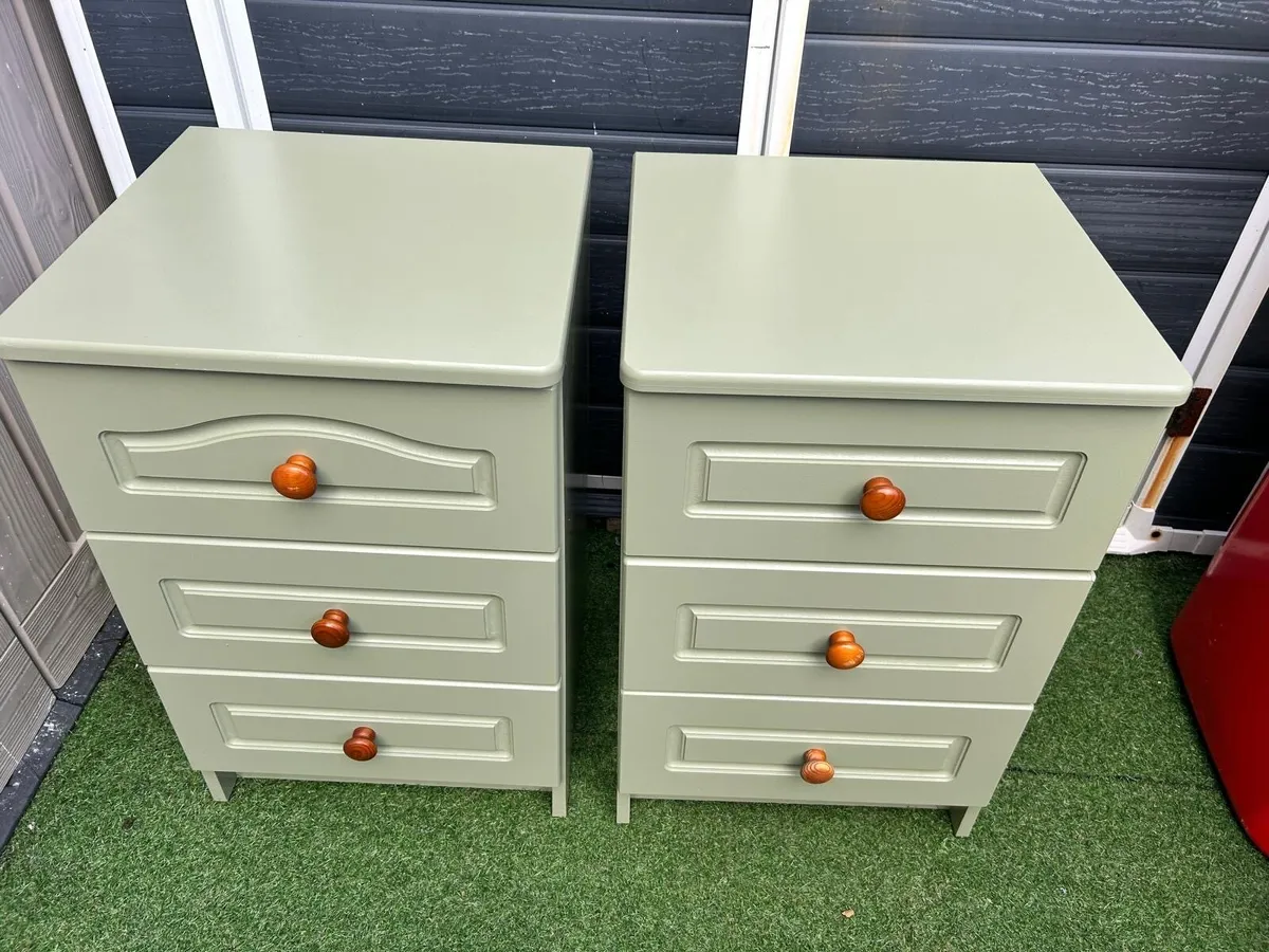 Pair of bedside lockers - Image 1