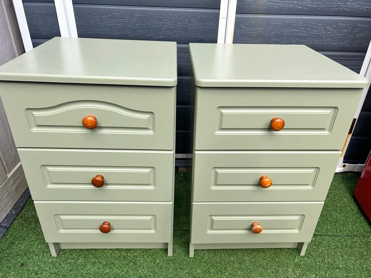 Pair of bedside lockers - Image 2