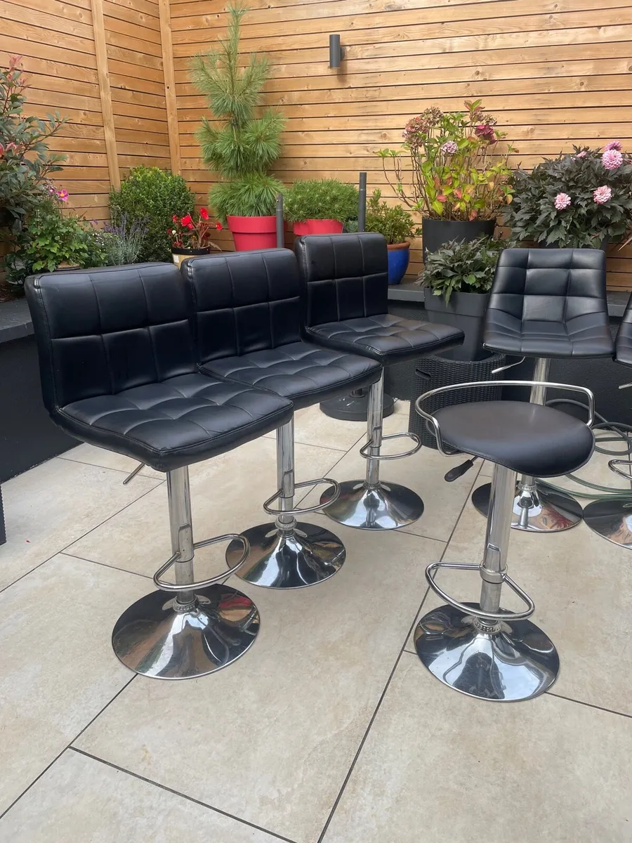 Bar stools x 7 - Image 1