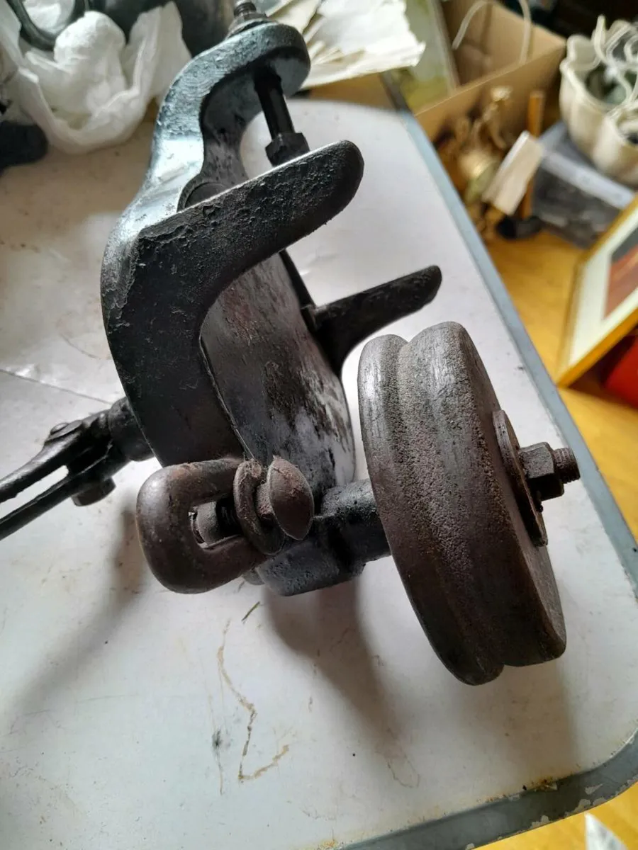 Vintage hand grinder - Image 1