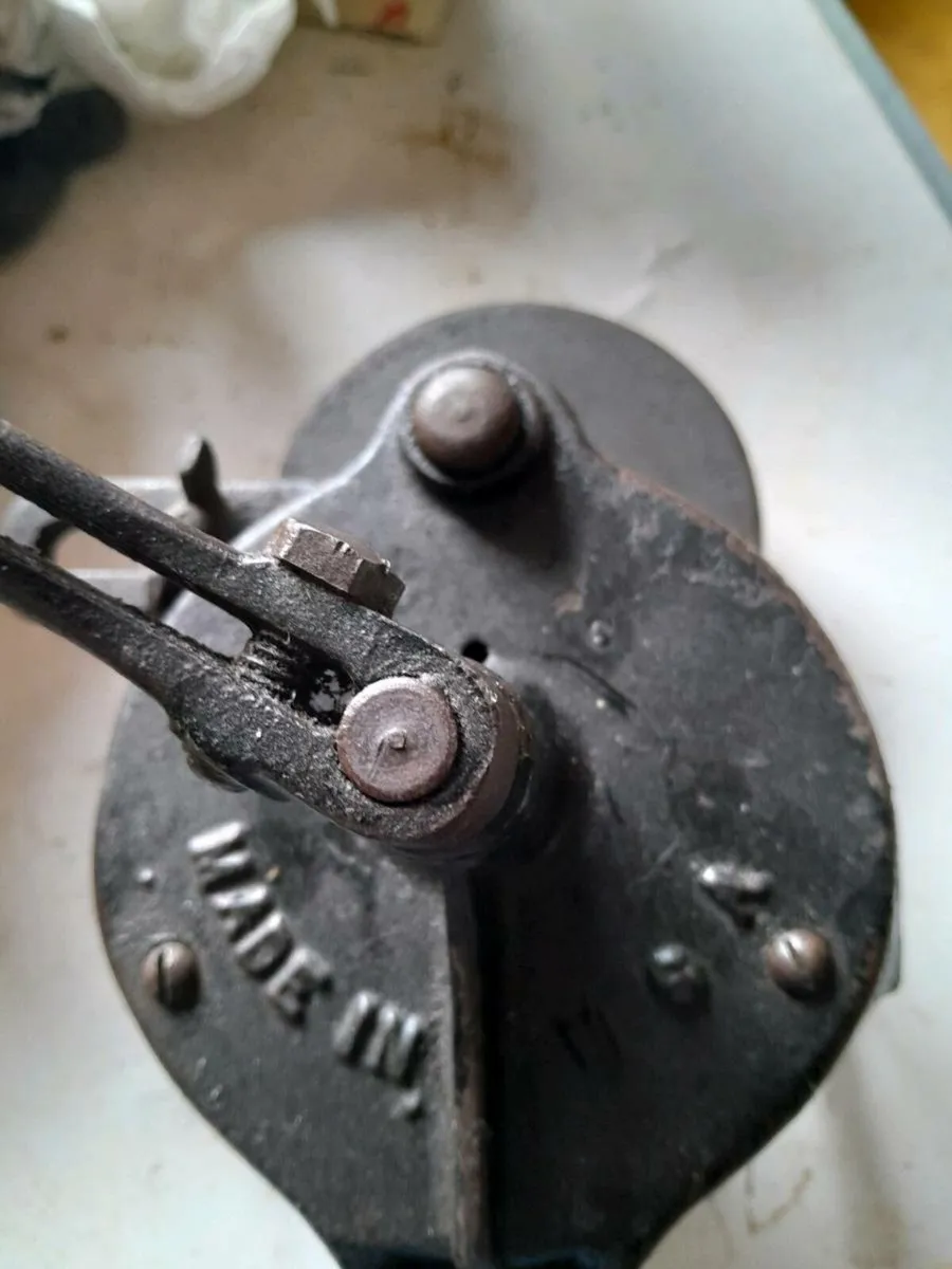 Vintage hand grinder - Image 4