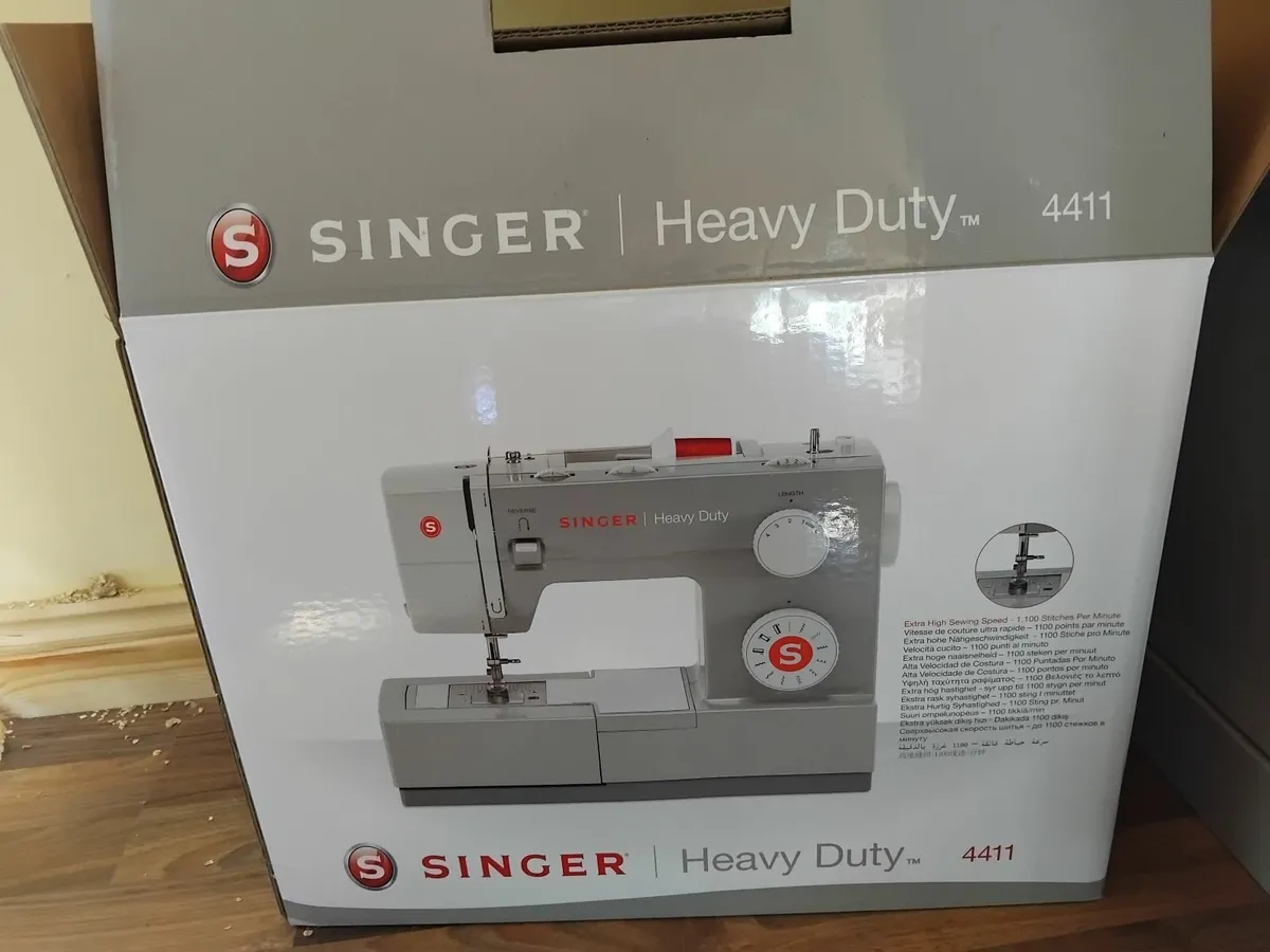Singer sewing machine - Image 2