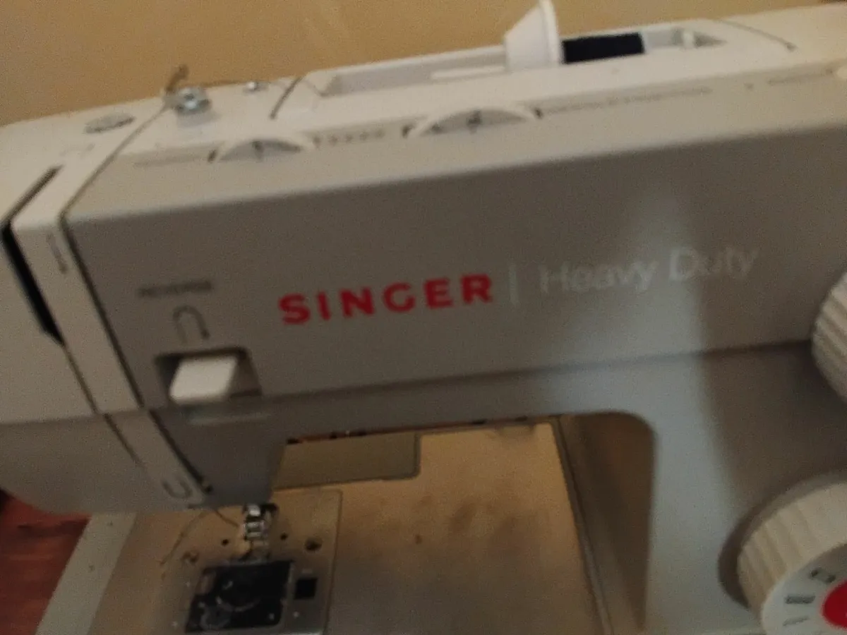 Singer sewing machine - Image 3