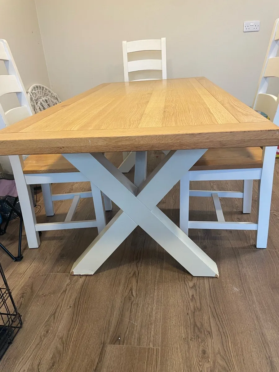Table and chairs - Image 1