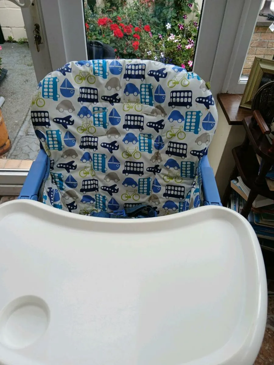 2 child's car seats.  1 baby high chair - Image 1