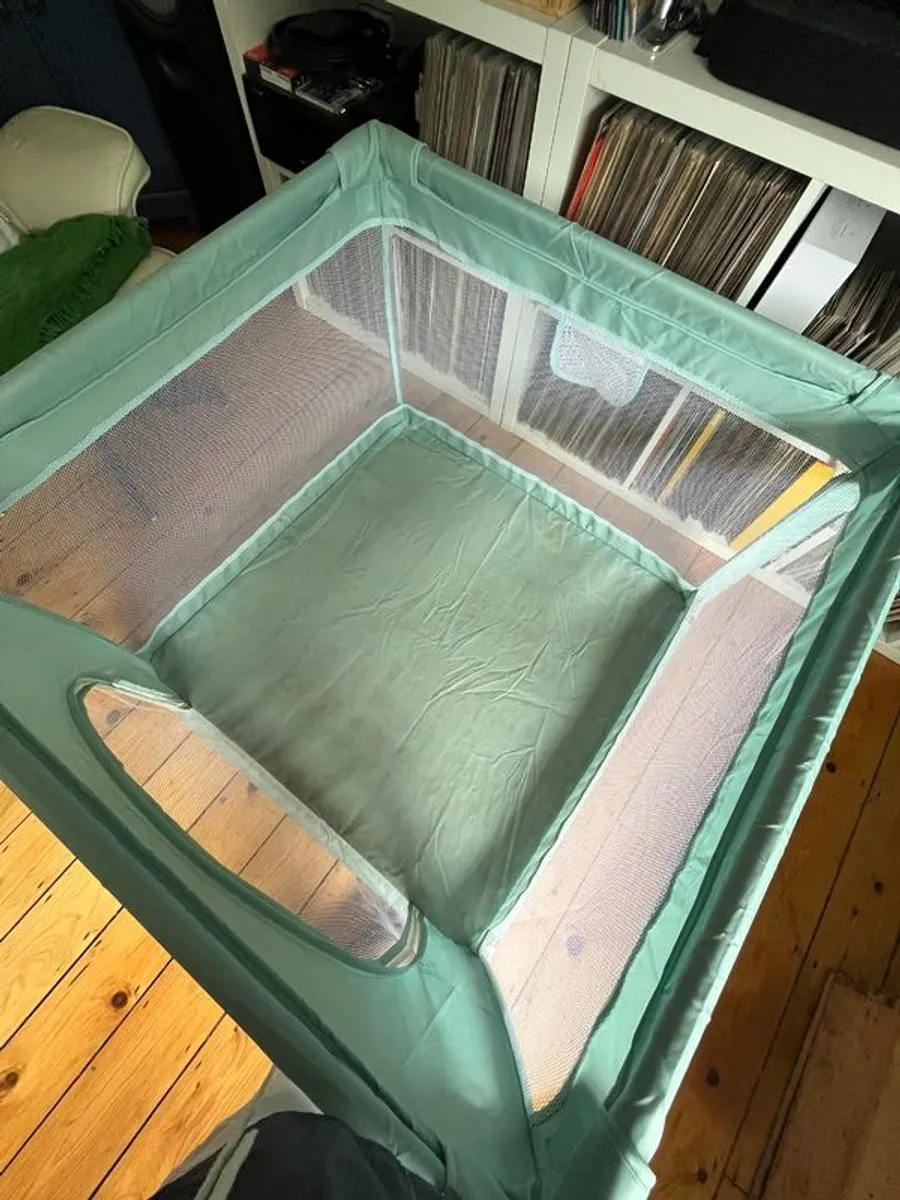 Playpen for young toddler - Image 2