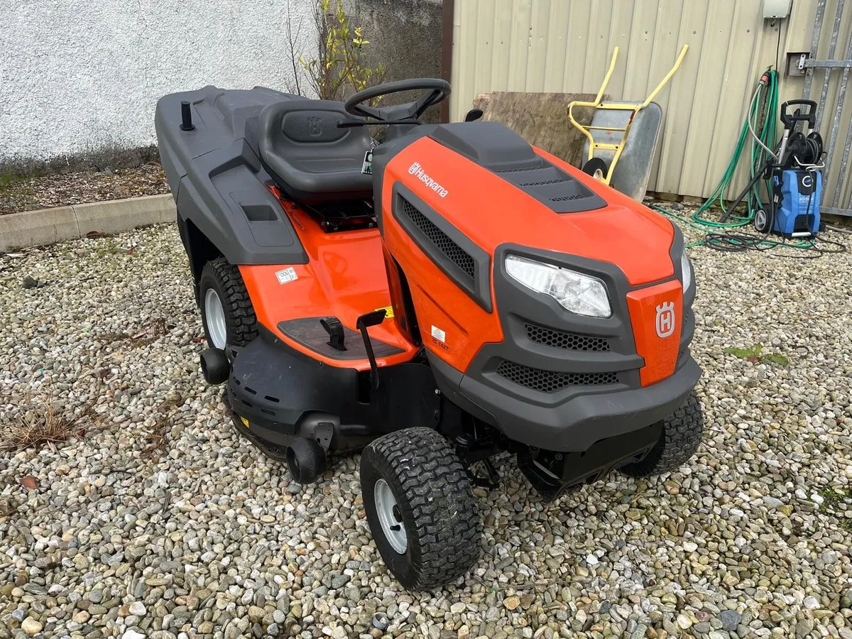 Husqvarna 22hp ride on lawnmower ##like new - Image 3
