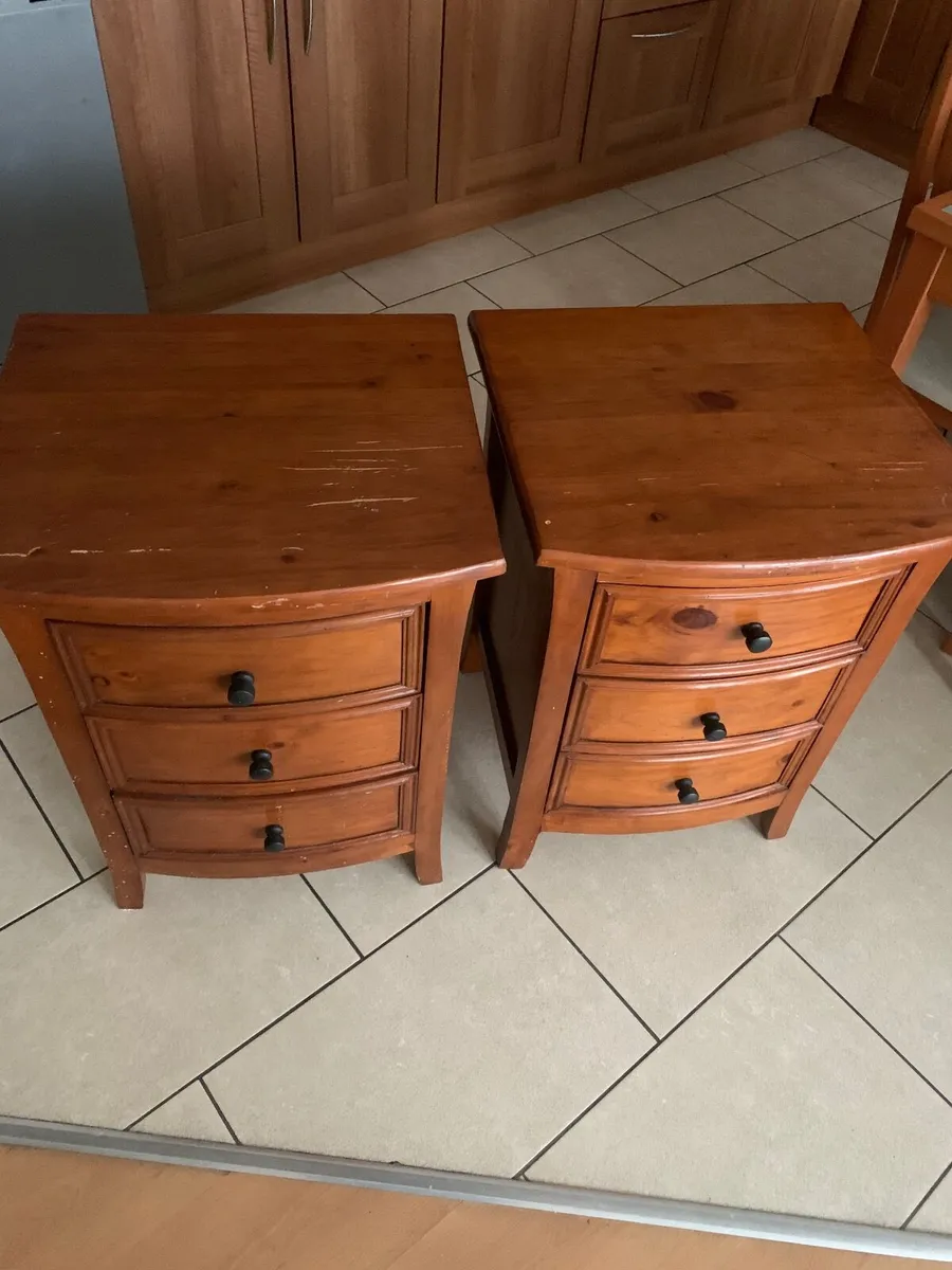 Pair of bedside tables - Image 1